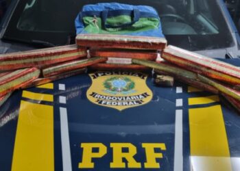 Jovem com filha de 3 anos é presa com maconha em ônibus na Bahia