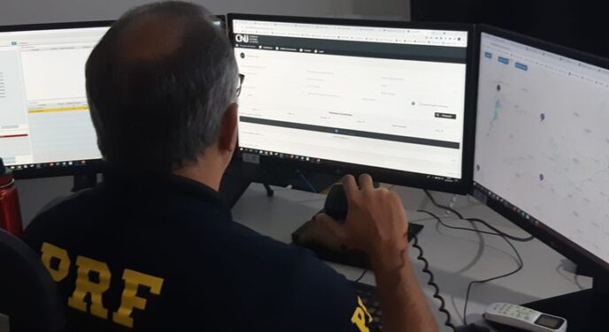 PRF prende dois foragidos da Justiça nas rodovias da Bahia