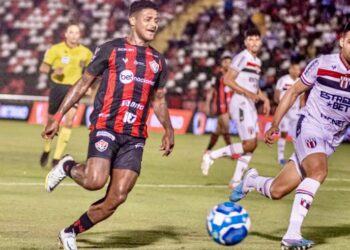 Brasileiro: Em jogo que entrou na madrugada, Vitória vence Botafogo-SP