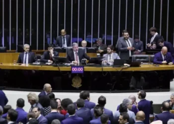 Governo paga R$ 1,7 bi em emendas e Câmara aprova criação dos ministérios