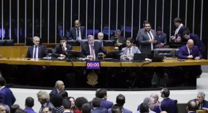 Governo paga R$ 1,7 bi em emendas e Câmara aprova criação dos ministérios