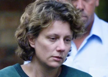 Mãe é inocentada da morte dos 4 filhos após 20 anos na prisão