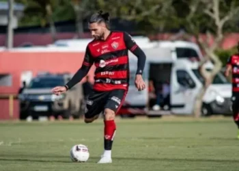 Atacante do Vitória é diagnosticado com câncer de pele
