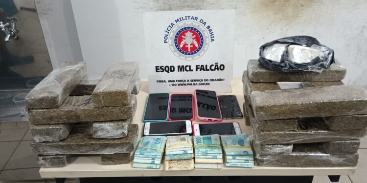 PM baiana prende 5 supostos traficantes e apreende maconha e R$ 18 mil