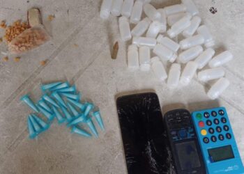 Adolescente que vendia drogas no débito e no crédito consegue fugir da PM