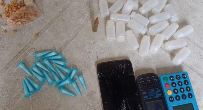 Adolescente que vendia drogas no débito e no crédito consegue fugir da PM