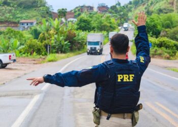PRF multa motorista de caminhão por poluição na Bahia