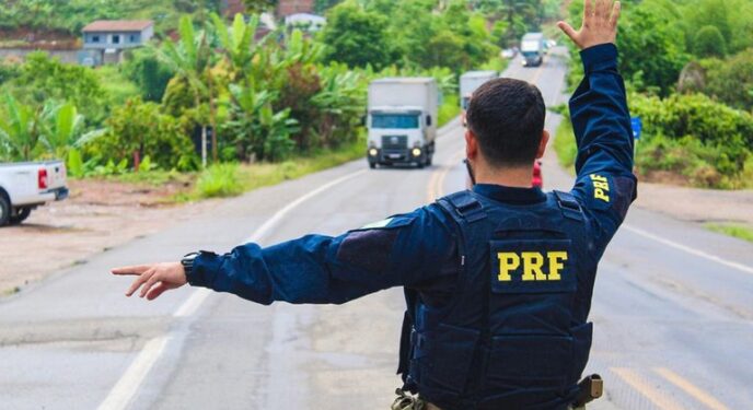 PRF multa motorista de caminhão por poluição na Bahia