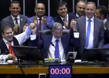 Por R$ 3,9 bi deputados aprovam PEC da reforma tributária