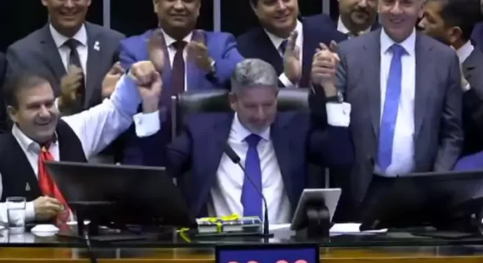 Por R$ 3,9 bi deputados aprovam PEC da reforma tributária