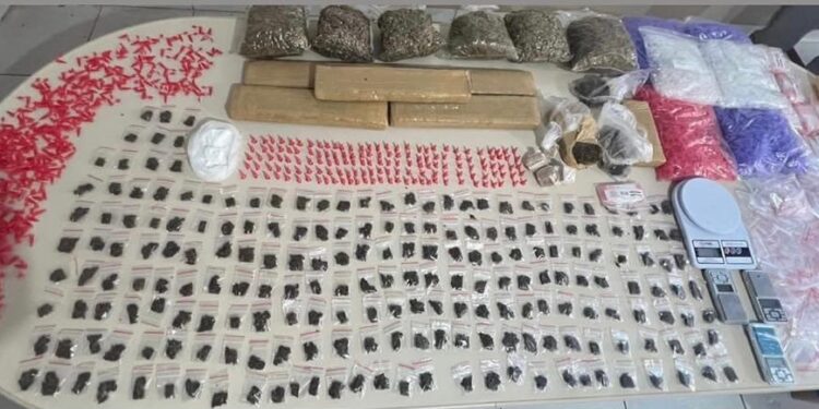 PM encontra 3 kg de drogas e 2.800 pinos de cocaína na Bahia