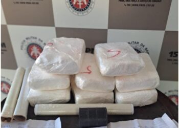 Em fuga de PMs traficantes abandonam tabletes de pasta base de cocaína