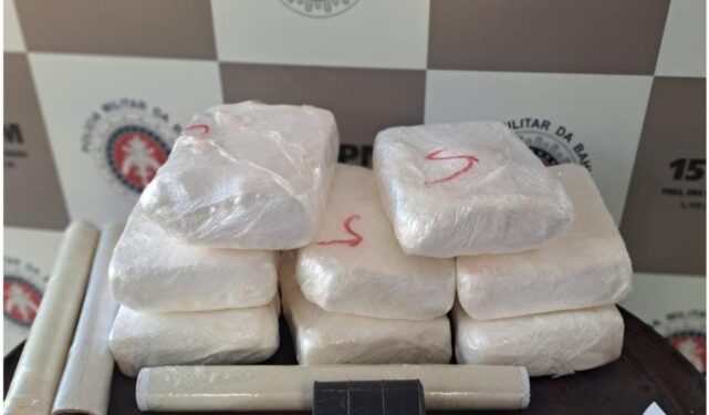 Em fuga de PMs traficantes abandonam tabletes de pasta base de cocaína