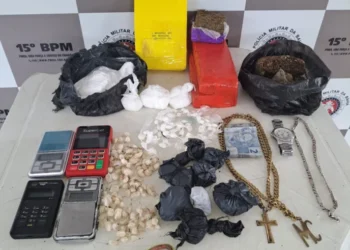 PM baiana apreende drogas e balanças em mochila após fuga de suspeito