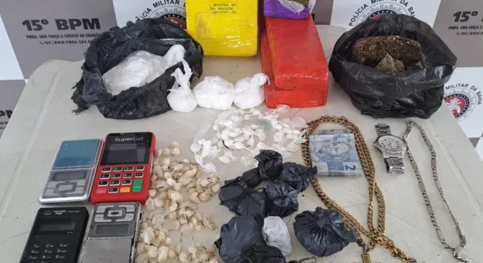 PM baiana apreende drogas e balanças em mochila após fuga de suspeito