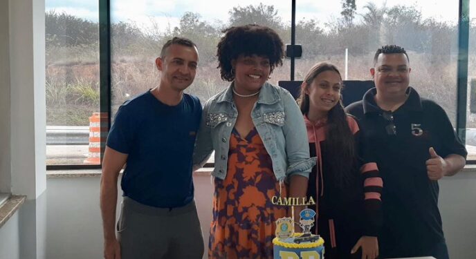 Adolescente celebra aniversário ao manifestar sonho de ser uma PRF na Bahia