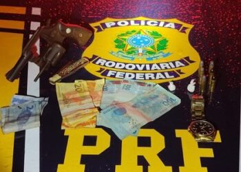 PRF prende motorista com arma e cocaína; em outra ação um Fiat foi recuperado