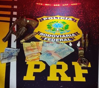 PRF prende motorista com arma e cocaína; em outra ação um Fiat foi recuperado