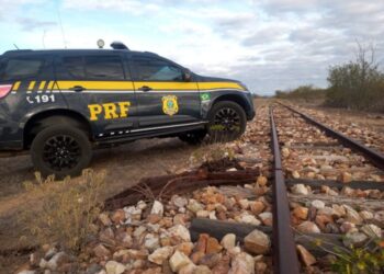 PRF prende dois homens flagrados roubando trilhos de trem na Bahia