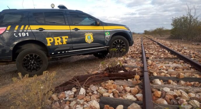 PRF prende dois homens flagrados roubando trilhos de trem na Bahia