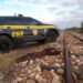 PRF prende dois homens flagrados roubando trilhos de trem na Bahia