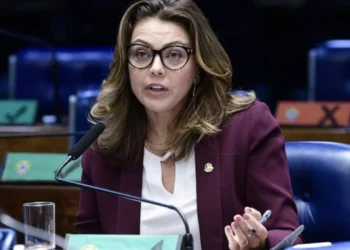 Justiça penhora carro de senadora por dívida com partido político