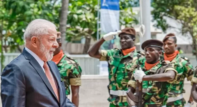 Lula volta a mentir no exterior ao dizer que ‘pedaladas fiscais’ de Dilma não existiram