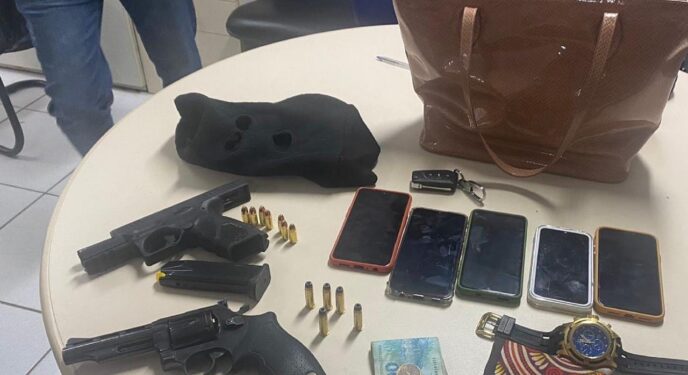 PM intercepta assaltantes, um morre e duas armas são apreendidas