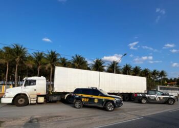 PRF apreende carga de calçados falsificados na Bahia