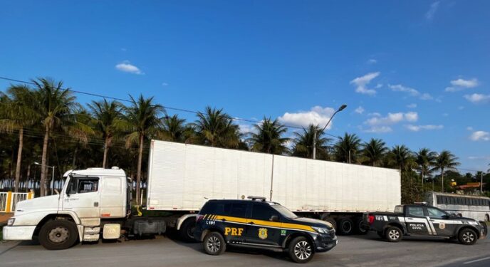 PRF apreende carga de calçados falsificados na Bahia