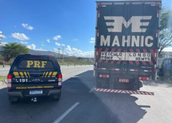 PRF prende assaltantes e recupera veículos na Bahia