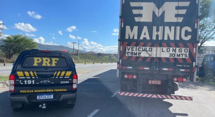 PRF prende assaltantes e recupera veículos na Bahia