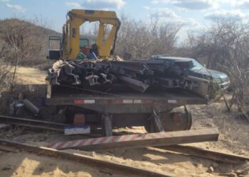 PRF prende dois homens em flagra de furto de trilhos de linha férrea na Bahia