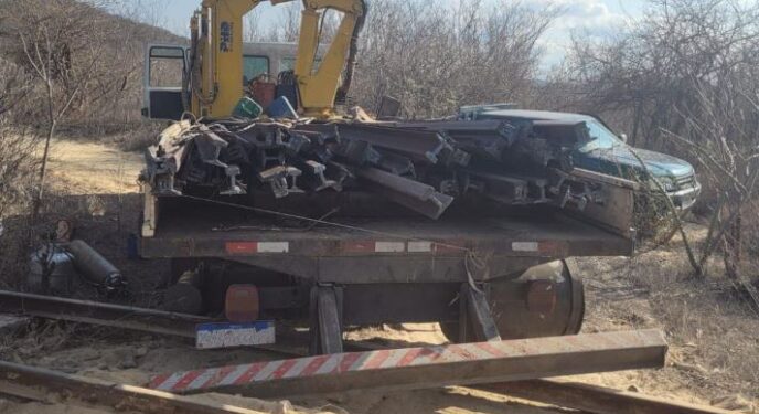 PRF prende dois homens em flagra de furto de trilhos de linha férrea na Bahia