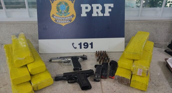 PRF prende passageiro de ônibus com 2 pistolas e 10 quilos de maconha na Bahia