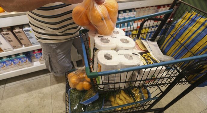 Preço da cesta básica cai em quase todas as capitais; mínimo devia ser 4,8 vezes maior