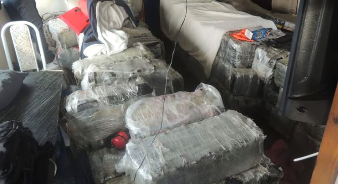 Marinha e PF fazem maior apreensão de cocaína no mar brasileiro