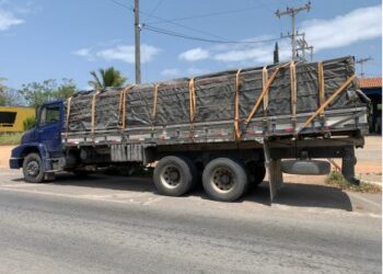PRF retém caminhão com blocos cerâmicos sem nota fiscal na Bahia