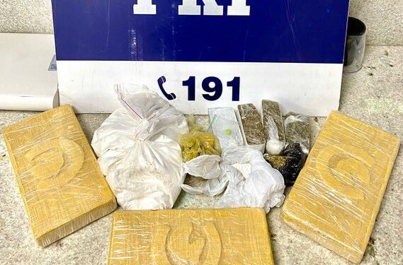 PRF prende homem e apreende mais de 4 kg de drogas na lixeira do banheiro de um ônibus