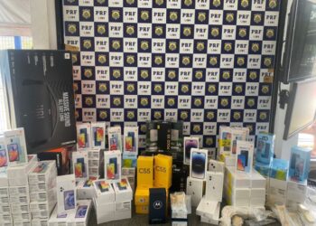 PRF apreende carga irregular de celulares e eletrônicos em caminhão na Bahia