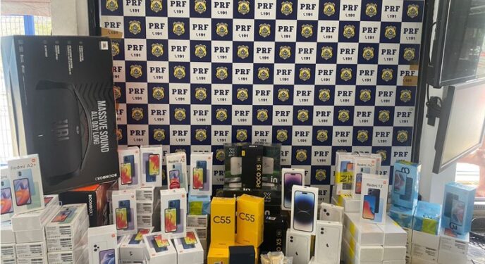 PRF apreende carga irregular de celulares e eletrônicos em caminhão na Bahia