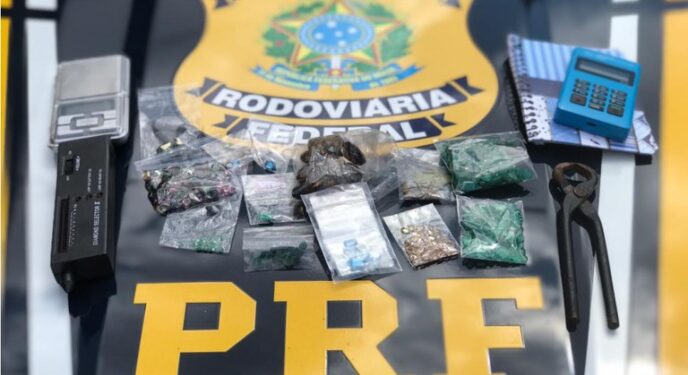 PRF apreende pedras preciosas e maconha em carro na Bahia