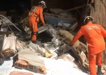 Prédio de três andares desaba em Salvador; não há registro de vítima