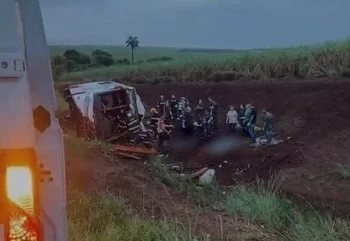 Capotamento de ônibus deixou 12 mortos em rodovia paulista