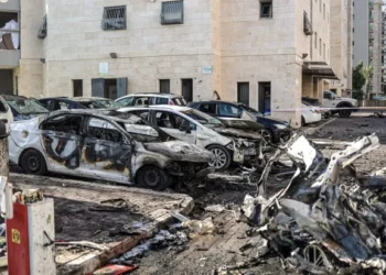 Número de mortos em Israel após ataque do Hamas sobe para 100  Israel declarou guerra neste sábado após ataque massivo do Hamas  O governo israelense confirmou que registrou ao menos 100 mortes no ataque massivo do Hamas ao país neste sábado, 7/10.  Também há registros de 545 feridos. Além disso, Israel reporta 57 sequestros de israelenses levados para a Faixa de Gaza.  O primeiro-ministro de Israel, Benjamin Netanyahu, declarou guerra após um ataque surpresa de grande escala do Hamas, usando mais de 5 mil foguetes. “Cidadãos de Israel, estamos em guerra, e não é só uma operação, é realmente uma guerra”, disse Netanyahu, informando que ordenou a convocação de reservistas do Exército e uma resposta à guerra “impetuosidade e uma amplitude que o inimigo não conheceu até agora”.  “O inimigo pagará um preço que nunca precisou pagar. Venceremos”, declarou o premiê.  “Diversos terroristas se infiltraram no território israelense desde a Faixa de Gaza. Os habitantes da área devem permanecer em suas casas”, disse o porta-voz militar israelense. A infiltração ocorreu por terra, ar e mar, inclusive com o uso de parapentes.  Com a declaração de guerra, foi iniciada a “Operação Espadas de Ferro”, com a convocação de dezenas de milhares de reservistas.  Segundo a imprensa local, homens armados chegaram a abrir fogo contra pedestres na cidade de Sderot. Também foram divulgadas imagens de prisões de soldados israelenses, e corpos de militares levados para Gaza, mas as informações ainda não foram confirmadas oficialmente.  Segundo Netanyahu, em uma reunião extraordinária do Conselho dos Ministros do país, Israel tem três objetivos: Retomar o controle nas áreas onde forças inimigas se infiltraram, fazer com que o inimigo pague um preço enorme, e reforçar os outros fronts para que ninguém cometa o erro de se associar a essa guerra.  “Estamos em guerra, e na guerra é preciso manter o sangue frio. Apelo a todos os cidadãos para que se unam para atingir nosso objetivo final: uma vitória na Guerra”, declarou.  A comunidade internacional iniciou uma onda de grande repercussão e, em sua maior parte, se solidarizou com Israel.  Brasil condena  O Itamaraty divulgou uma nota condenando “a série de bombardeios e ataques terrestres”. O texto diz que o governo brasileiro “expressa condolências aos familiares das vítimas e manifesta sua solidariedade ao povo de Israel”.  “O Brasil lamenta que em 2023, ano do 30º aniversário dos Acordos de Paz de Oslo, se observe deterioração grave e crescente da situação securitária entre Israel e Palestina. Na qualidade de Presidente do Conselho de Segurança das Nações Unidas, o Brasil convocará reunião de emergência do órgão”, anuncia o comunicado. “Ao reiterar que não há justificativa para o recurso à violência, sobretudo contra civis, o Governo brasileiro exorta todas as partes a exercerem máxima contenção a fim de evitar a escalada da situação”.   Fonte: Terra