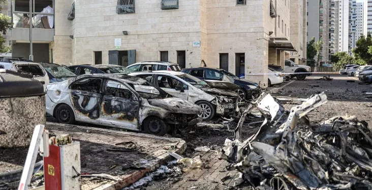 Número de mortos em Israel após ataque do Hamas sobe para 100  Israel declarou guerra neste sábado após ataque massivo do Hamas  O governo israelense confirmou que registrou ao menos 100 mortes no ataque massivo do Hamas ao país neste sábado, 7/10.  Também há registros de 545 feridos. Além disso, Israel reporta 57 sequestros de israelenses levados para a Faixa de Gaza.  O primeiro-ministro de Israel, Benjamin Netanyahu, declarou guerra após um ataque surpresa de grande escala do Hamas, usando mais de 5 mil foguetes. “Cidadãos de Israel, estamos em guerra, e não é só uma operação, é realmente uma guerra”, disse Netanyahu, informando que ordenou a convocação de reservistas do Exército e uma resposta à guerra “impetuosidade e uma amplitude que o inimigo não conheceu até agora”.  “O inimigo pagará um preço que nunca precisou pagar. Venceremos”, declarou o premiê.  “Diversos terroristas se infiltraram no território israelense desde a Faixa de Gaza. Os habitantes da área devem permanecer em suas casas”, disse o porta-voz militar israelense. A infiltração ocorreu por terra, ar e mar, inclusive com o uso de parapentes.  Com a declaração de guerra, foi iniciada a “Operação Espadas de Ferro”, com a convocação de dezenas de milhares de reservistas.  Segundo a imprensa local, homens armados chegaram a abrir fogo contra pedestres na cidade de Sderot. Também foram divulgadas imagens de prisões de soldados israelenses, e corpos de militares levados para Gaza, mas as informações ainda não foram confirmadas oficialmente.  Segundo Netanyahu, em uma reunião extraordinária do Conselho dos Ministros do país, Israel tem três objetivos: Retomar o controle nas áreas onde forças inimigas se infiltraram, fazer com que o inimigo pague um preço enorme, e reforçar os outros fronts para que ninguém cometa o erro de se associar a essa guerra.  “Estamos em guerra, e na guerra é preciso manter o sangue frio. Apelo a todos os cidadãos para que se unam para atingir nosso objetivo final: uma vitória na Guerra”, declarou.  A comunidade internacional iniciou uma onda de grande repercussão e, em sua maior parte, se solidarizou com Israel.  Brasil condena  O Itamaraty divulgou uma nota condenando “a série de bombardeios e ataques terrestres”. O texto diz que o governo brasileiro “expressa condolências aos familiares das vítimas e manifesta sua solidariedade ao povo de Israel”.  “O Brasil lamenta que em 2023, ano do 30º aniversário dos Acordos de Paz de Oslo, se observe deterioração grave e crescente da situação securitária entre Israel e Palestina. Na qualidade de Presidente do Conselho de Segurança das Nações Unidas, o Brasil convocará reunião de emergência do órgão”, anuncia o comunicado. “Ao reiterar que não há justificativa para o recurso à violência, sobretudo contra civis, o Governo brasileiro exorta todas as partes a exercerem máxima contenção a fim de evitar a escalada da situação”.   Fonte: Terra