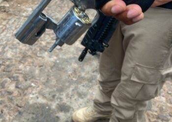 PC baiana prende suspeitos e apreende drogas e arma