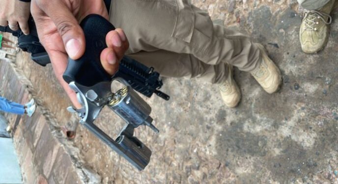 PC baiana prende suspeitos e apreende drogas e arma