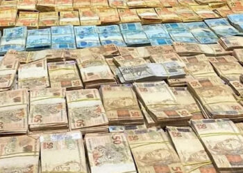 Dupla é presa com mais de R$ 459 mil em espécie em veículo no interior baiano