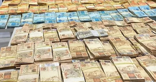 Dupla é presa com mais de R$ 459 mil em espécie em veículo no interior baiano